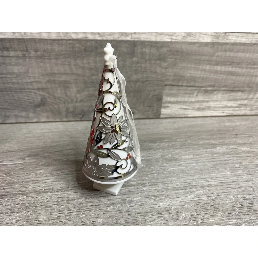 A Season Of Beauty Hallmark Ornament 2013, Tree Cardinal, Porcelain & Metal‎